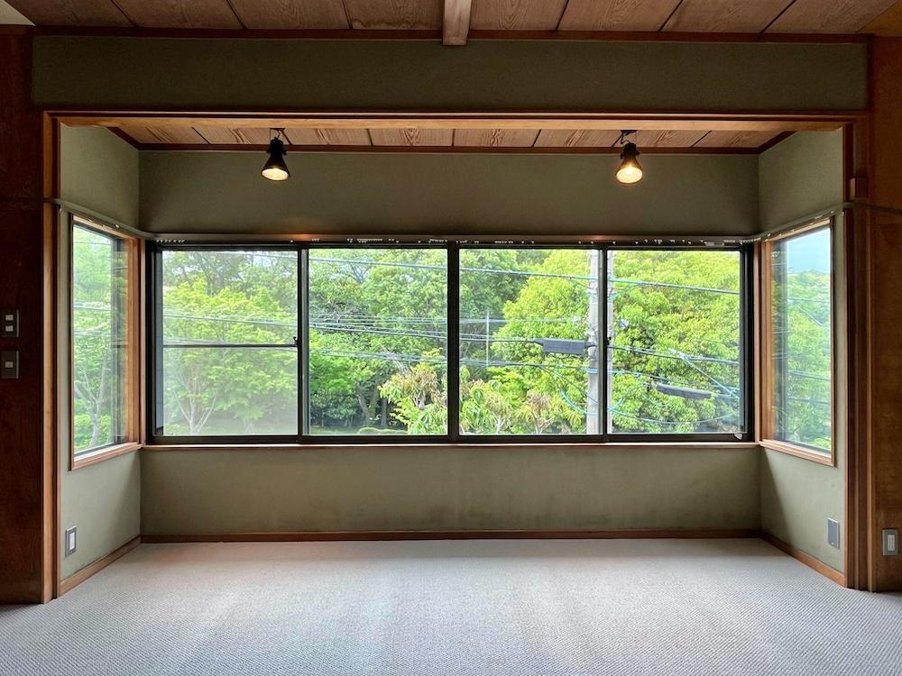 横浜市金沢区釜利谷西一丁目の賃貸物件/2階room3｜窓の向こうは緑がびっしり！スポットライトもいい味出している