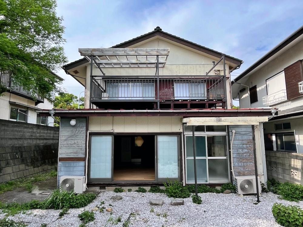 横浜市金沢区釜利谷西一丁目の賃貸物件/庭から建物外観を見る｜とてつもなく昭和50年代な風景