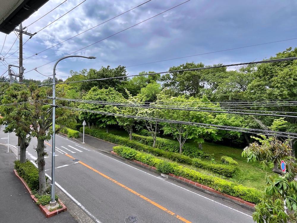 横浜市金沢区釜利谷西一丁目の賃貸物件/2階room3の窓から｜前面の通りは車通りはそこそこあります