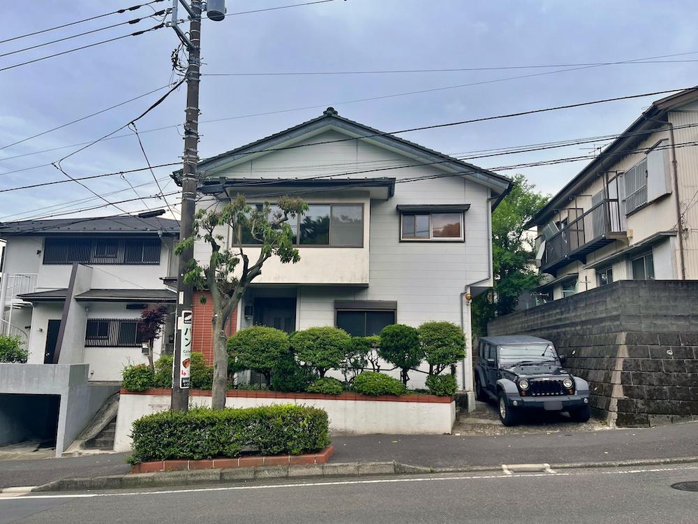 横浜市金沢区釜利谷西一丁目の賃貸物件/外観｜駐車スペースは少しサイズ確認が必要です（ジープは結構ギリギリですが入ります）