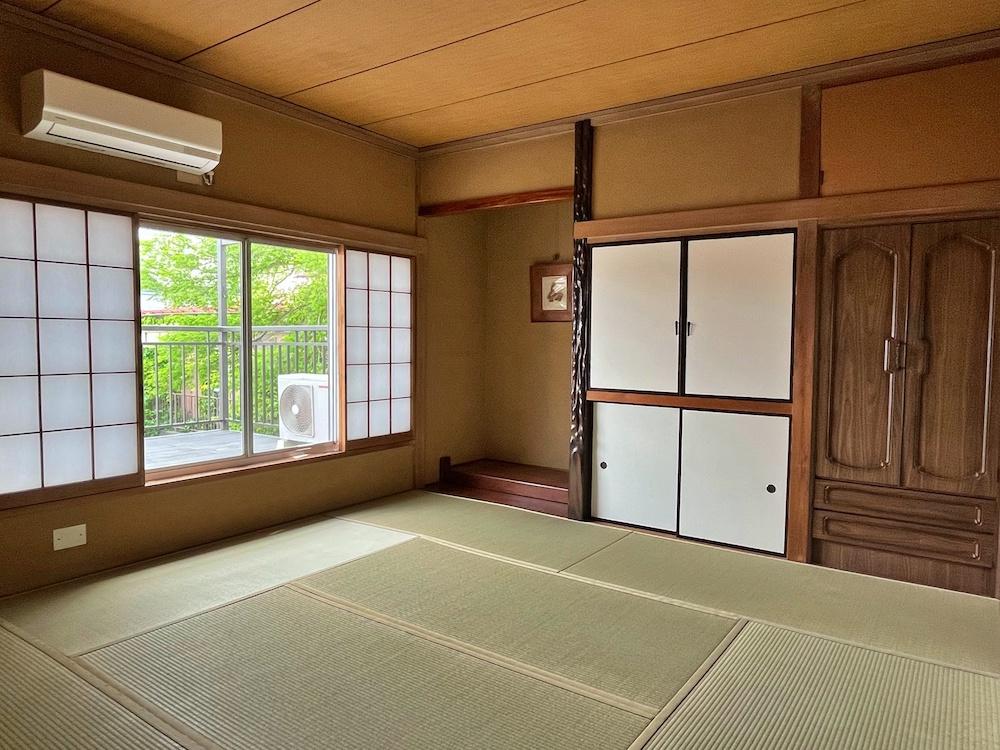 横浜市金沢区釜利谷西一丁目の賃貸物件/2階8畳和室｜床柱のテイストやはめ込まれた家具など、時代を感じます