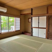 横浜市金沢区釜利谷西一丁目の賃貸物件/2階8畳和室｜床柱のテイストやはめ込まれた家具など、時代を感じます