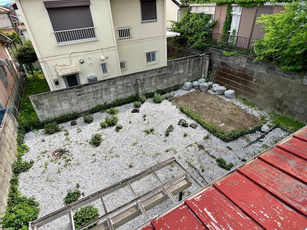 横浜市金沢区釜利谷西一丁目の賃貸物件/バルコニーから庭を見下ろす