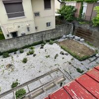 横浜市金沢区釜利谷西一丁目の賃貸物件/バルコニーから庭を見下ろす