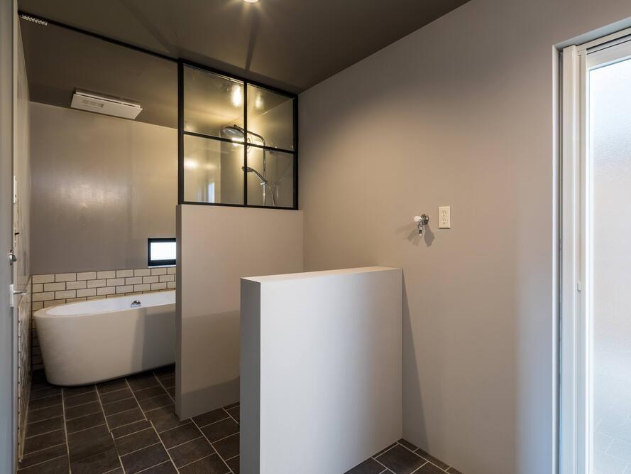 鎌倉市腰越一丁目の売買物件/浴室、トイレはミニマルに（写真は竣工時）