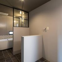 鎌倉市腰越一丁目の売買物件/浴室、トイレはミニマルに（写真は竣工時）