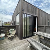 鎌倉市腰越一丁目の売買物件/リビングの掃き出し窓からは、バルコニーに出ます