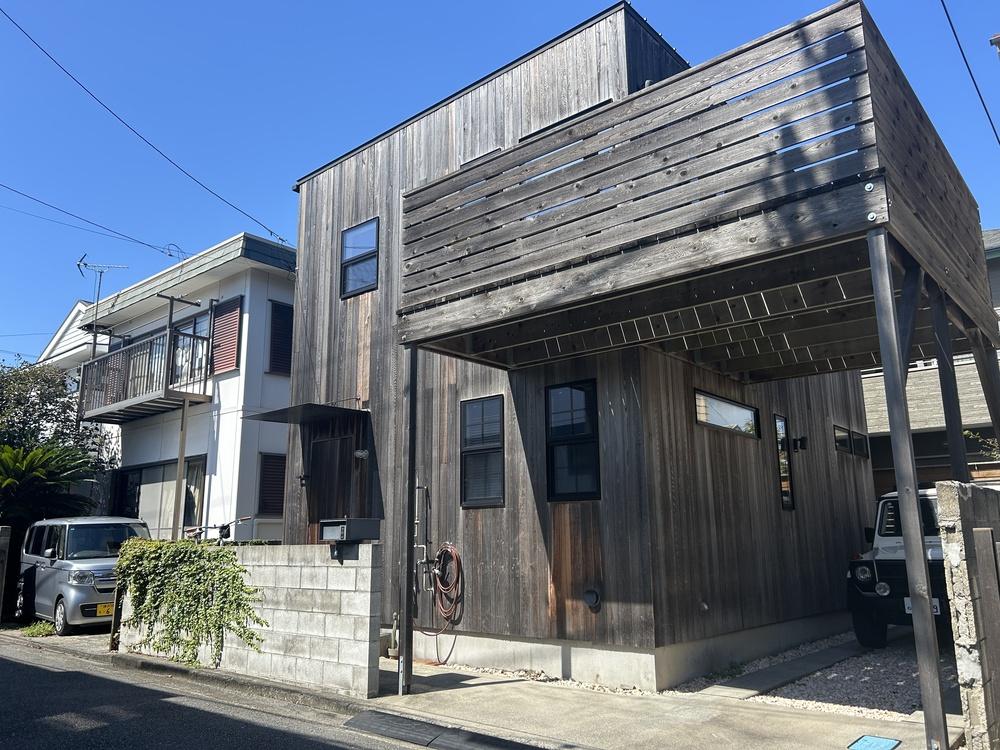 鎌倉市腰越一丁目の売買物件/外観。いい具合にシルバー色になってきました。駐車場も車種により2台駐車可