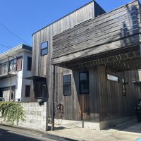 鎌倉市腰越一丁目の売買物件/外観。いい具合にシルバー色になってきました。駐車場も車種により2台駐車可