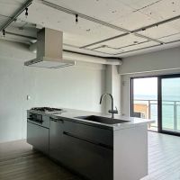 鎌倉市腰越一丁目の賃貸物件/キッチン｜広々とした作業台に、本格的な調理を楽しめる+doのガスコンロが3口