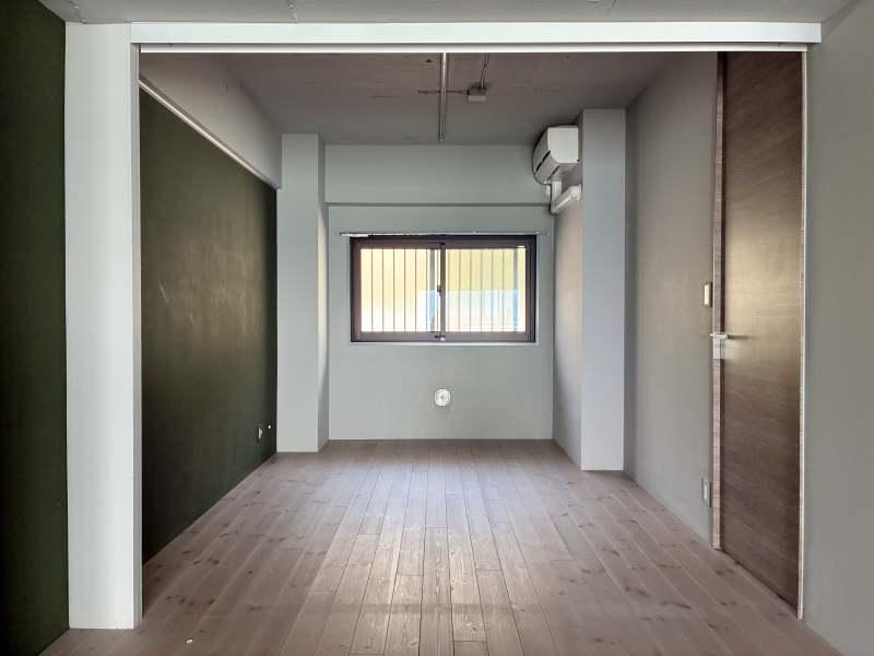 鎌倉市腰越一丁目の賃貸物件/北側の居室とLDKとの間には壁を設けていません。レールが設置されているので、ブラインドやカーテンで仕切ることは可能です