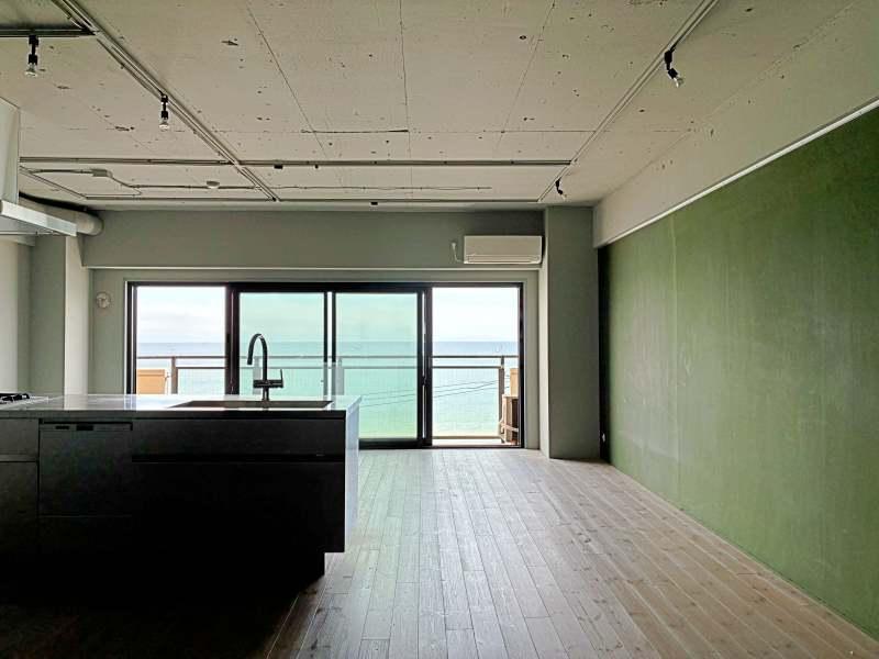 鎌倉市腰越一丁目の賃貸物件/壁も天井もコンクリートに包まれた空間。照明を落とすと、洞窟の出口から水平線を眺めているような感覚になります