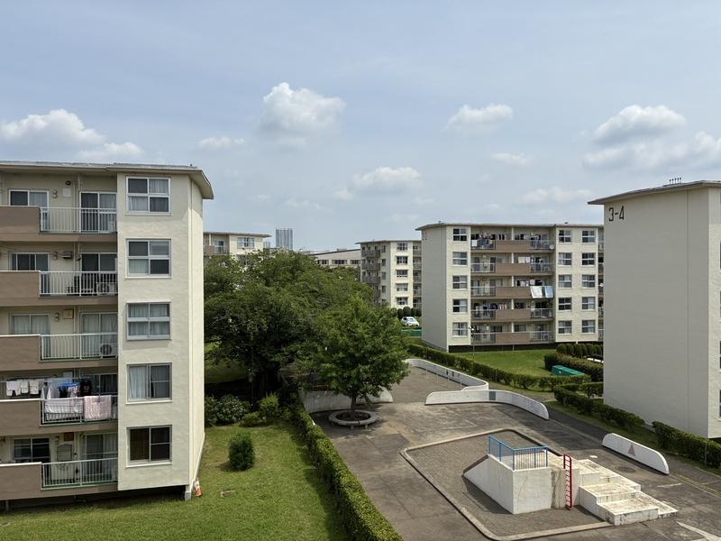 藤沢市辻堂西海岸二丁目の売買物件/北側の眺望です。団地と遠くの方には辻堂駅前のタワーマンションが見える対比がいい