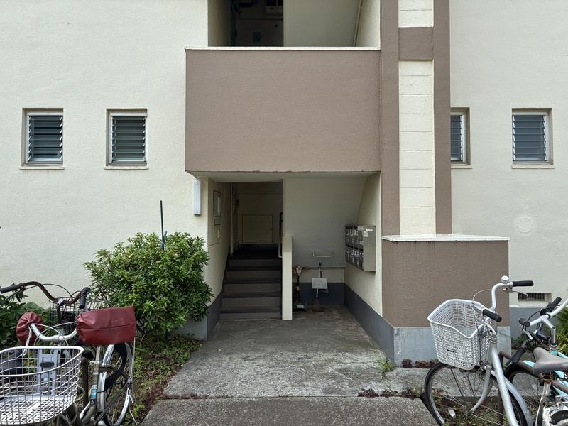 藤沢市辻堂西海岸二丁目の売買物件/いかにも団地っぽい入口です