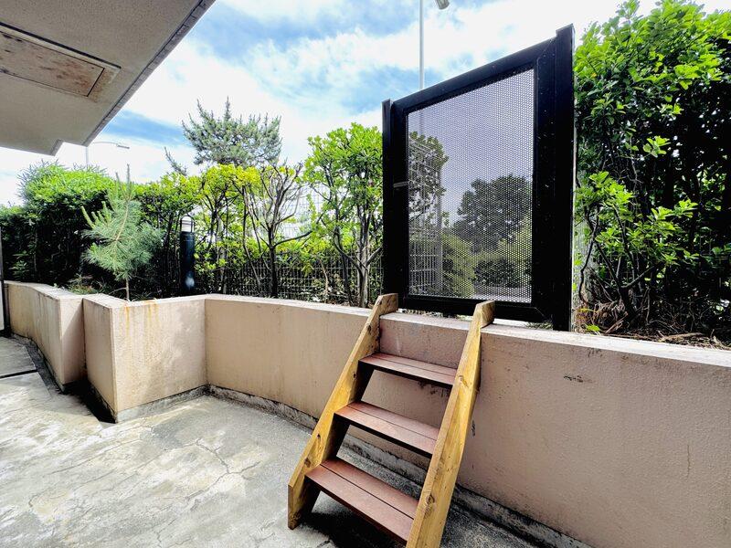 藤沢市鵠沼海岸二丁目の売買物件/１階のため、このようにテラスがあり、歩道との間に植栽があります
