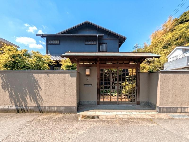 鎌倉市浄明寺四丁目の売買物件/外観｜軽やかな見た目の銅板屋根の門。その奥に見えるのは瓦屋根がどっしり構える母屋。道行く人がつい見上げてしまうような堂々たる佇まいです（写真は全て売主提供）