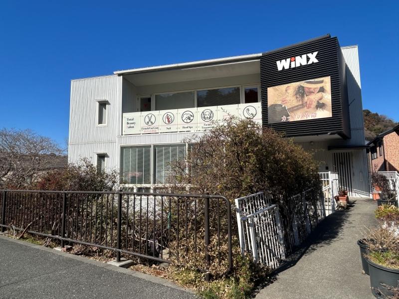 葉山町長柄の売買物件/外観｜県道沿いに現れる白い外観