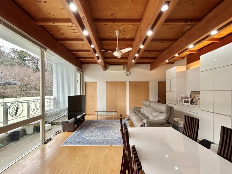 葉山町長柄の売買物件/居住用にも事業用にも使えるこちらの建物は、アトリエ系設計事務所が敷地を徹底的に読み解き細部にまでこだわり抜いた、まさにオーダーメイドの建物でした（写真は全て売主提供）