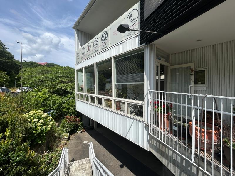 葉山町長柄の売買物件/外観｜1階の駐車場に続く外階段