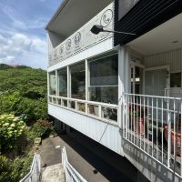 葉山町長柄の売買物件/外観｜1階の駐車場に続く外階段