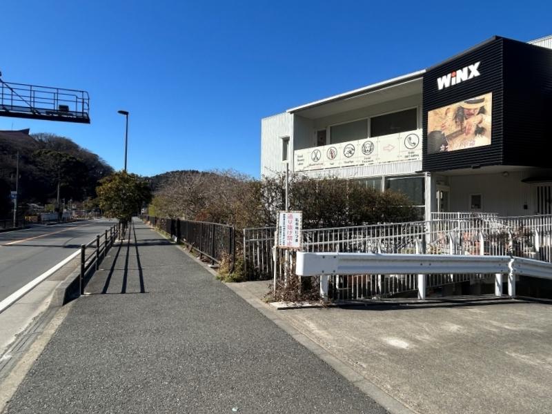 葉山町長柄の売買物件/前面道路｜多くの店舗が並び、高速道路へも通じる県道。休日には多くの車が行き交います