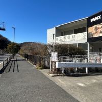 葉山町長柄の売買物件/前面道路｜多くの店舗が並び、高速道路へも通じる県道。休日には多くの車が行き交います