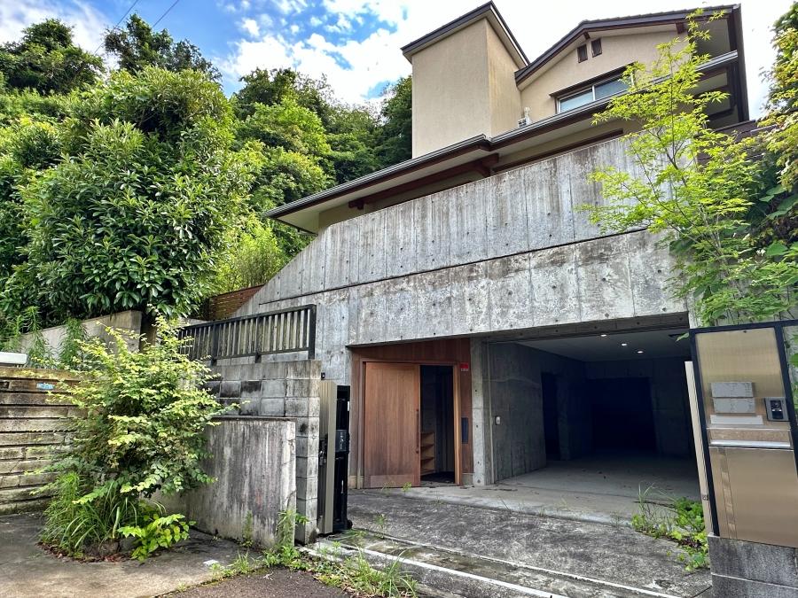 鎌倉市扇ガ谷四丁目の売買物件/外観｜地階はRC造、上の１、２階は木造。エレベーター付きです