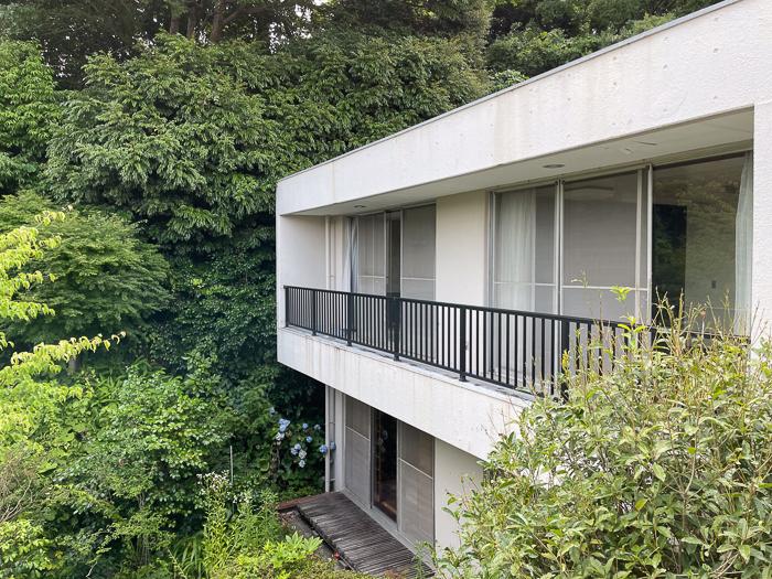 鎌倉市二階堂の売買物件/緑と直線的なRC建物の対比が美しいのです