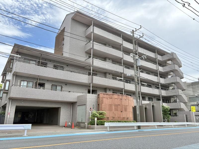 藤沢市辻堂太平台二丁目の売買物件/マンション外観（1号棟が、道路に面しています）