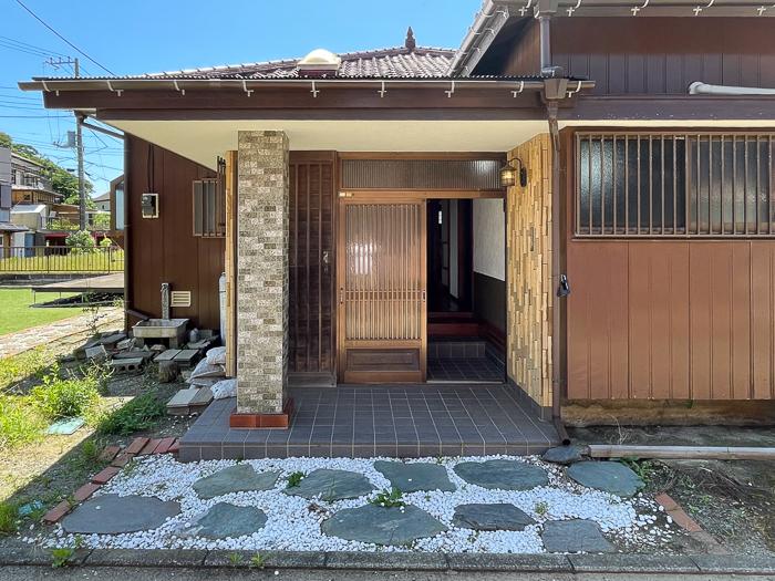 三浦市三崎町諸磯の売買物件/海からの帰り、ガラガラっと玄関を開けます