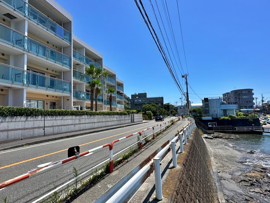 葉山町一色の売買物件/外観｜道路を1本挟んで海という立地