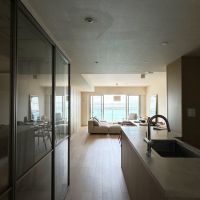 葉山町一色の売買物件/リビング｜玄関扉を開けると海が一直線に飛び込んできます