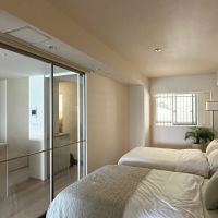 葉山町一色の売買物件/寝室｜フィックスの室内窓が取り付けられています。ガラス張りなので明るい