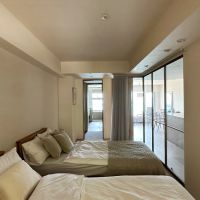 葉山町一色の売買物件/寝室と浴室の関係｜寝室からウォークインクローゼットを抜け洗面〜浴室という一直線の動線です