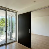 逗子市小坪五丁目の売買物件/リビング続きの洋室｜3枚の引き違い戸。取っ払って部屋を繋げてしまってもいいかも