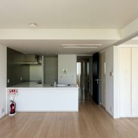逗子市小坪五丁目の売買物件/リビング｜窓側から見るとこんな感じ