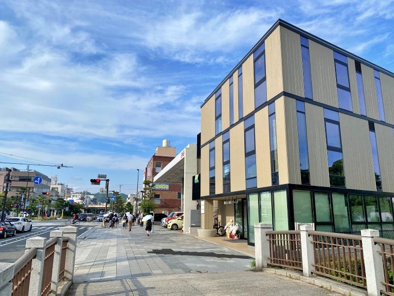 鎌倉市由比ガ浜二丁目の賃貸物件/鶴岡八幡宮の参道若宮大路沿いに建つ、3階建のビル。木質感のあるファサードが街並みにやわらかな印象を添えます