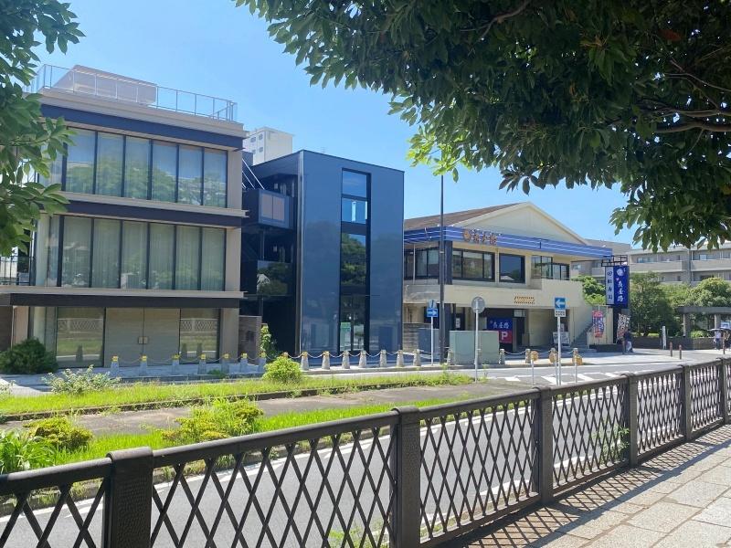 鎌倉市由比ガ浜二丁目の賃貸物件/街並みに溶け込みながらも、不思議と印象に残る建物です