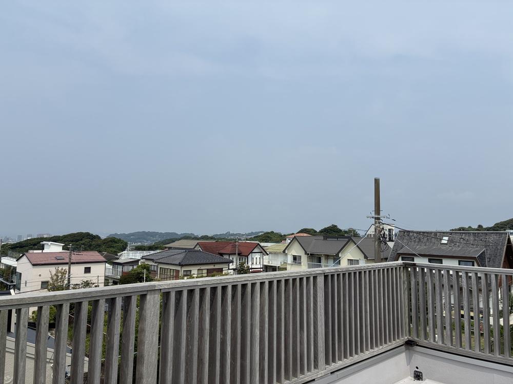 鎌倉市七里ガ浜二丁目の賃貸物件/ルーフトップバルコニーより、住宅街側を見ても落ち着いた雰囲気です