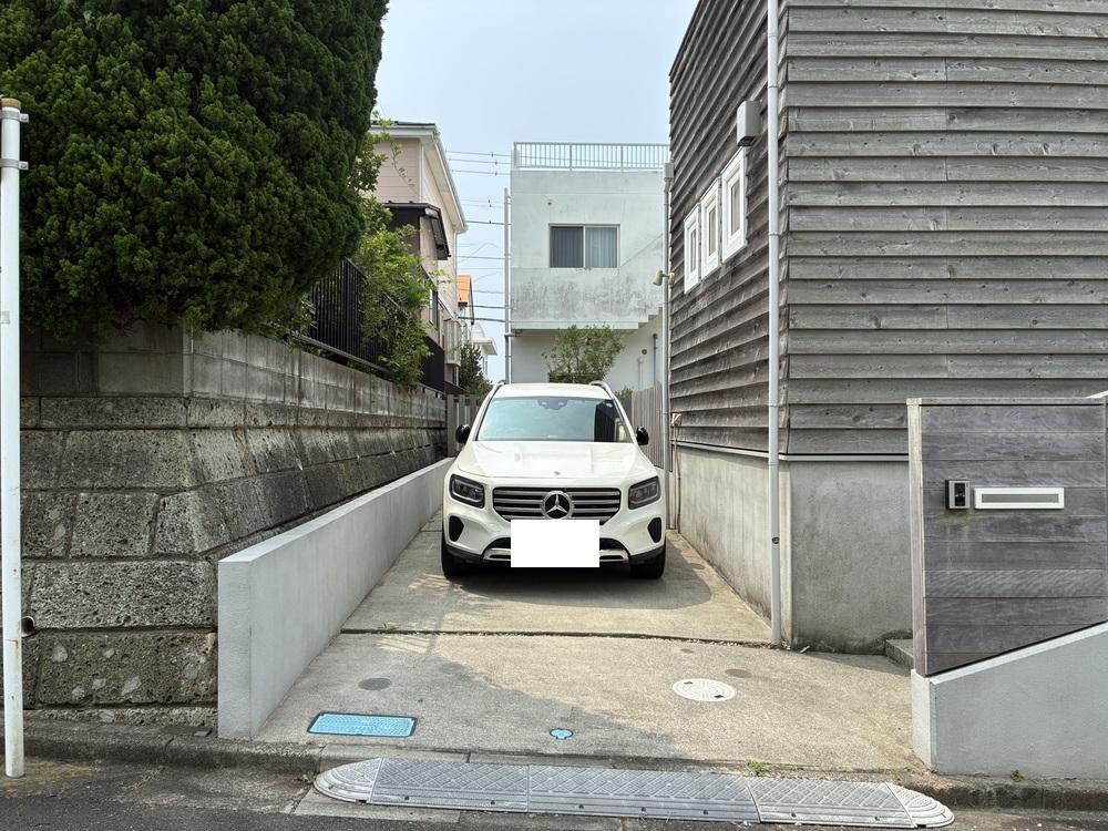 鎌倉市七里ガ浜二丁目の賃貸物件/駐車スペース。車種により縦列で2台停められます