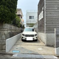 鎌倉市七里ガ浜二丁目の賃貸物件/駐車スペース。車種により縦列で2台停められます