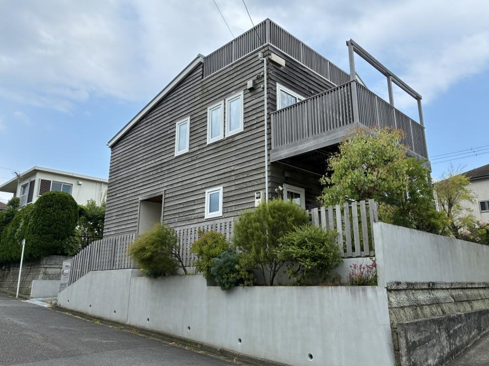 鎌倉市七里ガ浜二丁目の賃貸物件/建物外観。植栽も素敵なのです