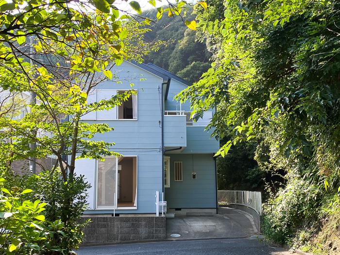 鎌倉市七里ガ浜東五丁目の売買物件/豊かな緑に守られているような水色の家。住宅地でありながら、すぐそばに自然があふれている環境です