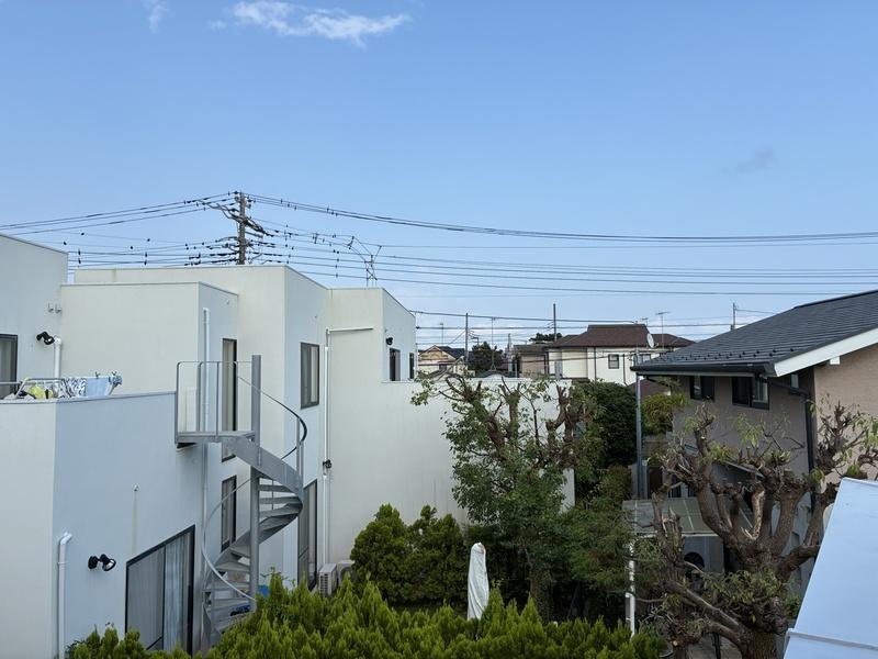 藤沢鵠沼海岸七丁目の賃貸物件/もう少し引きの写真。各戸の植栽が街に緑を添えます