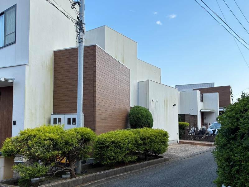 藤沢鵠沼海岸七丁目の賃貸物件/リズミカルな凸凹、白の外壁に木目調のアクセント