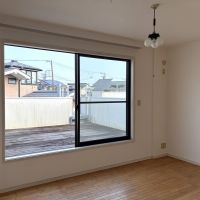 藤沢鵠沼海岸七丁目の賃貸物件/2階の主寝室からは、テラスに出ることができます