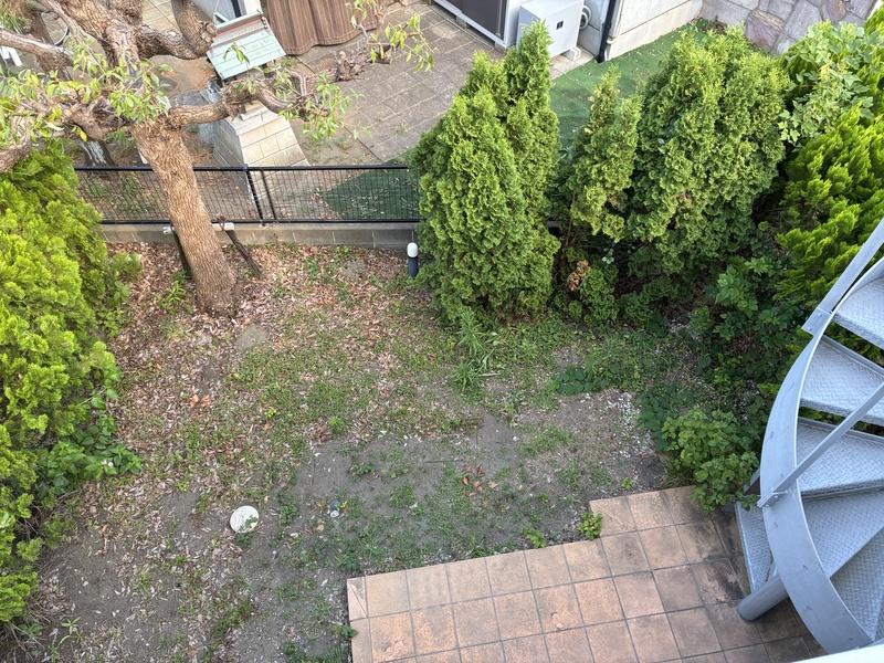 藤沢鵠沼海岸七丁目の賃貸物件/テラスから庭を見下ろします。螺旋階段で直接庭と行き来できます
