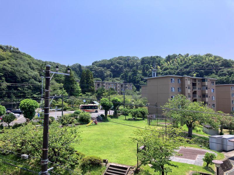 鎌倉市梶原五丁目の売買物件/眺望｜南西向きのバルコニーからの眺望。団地内の公園とバスロータリーも見えます。