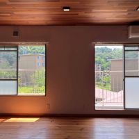 鎌倉市梶原五丁目の売買物件/LD｜南西向きの窓からは団地の建物と緑が見えてます。