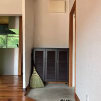鎌倉市梶原五丁目の売買物件/玄関｜玄関入って前の壁はオーナーがDIYしたものなので、簡単に外せます。